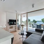 Victorie Buqez Villa Drage