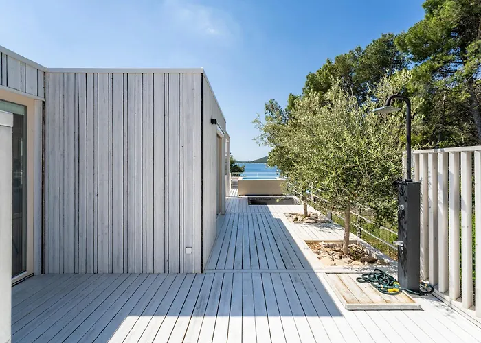Victorie Buqez Villa Drage